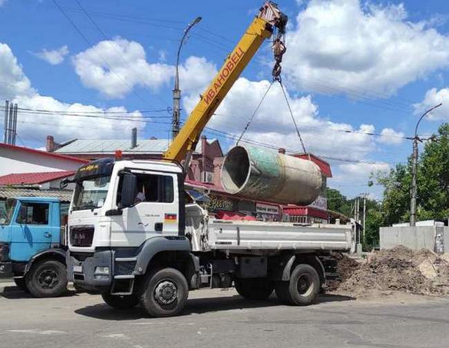 A big truck bringing parts to fix the broken dam.